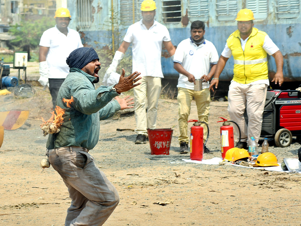 Train Accident Mock Drill In Vijayawada - Sakshi8