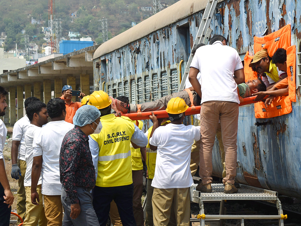 Train Accident Mock Drill In Vijayawada - Sakshi9