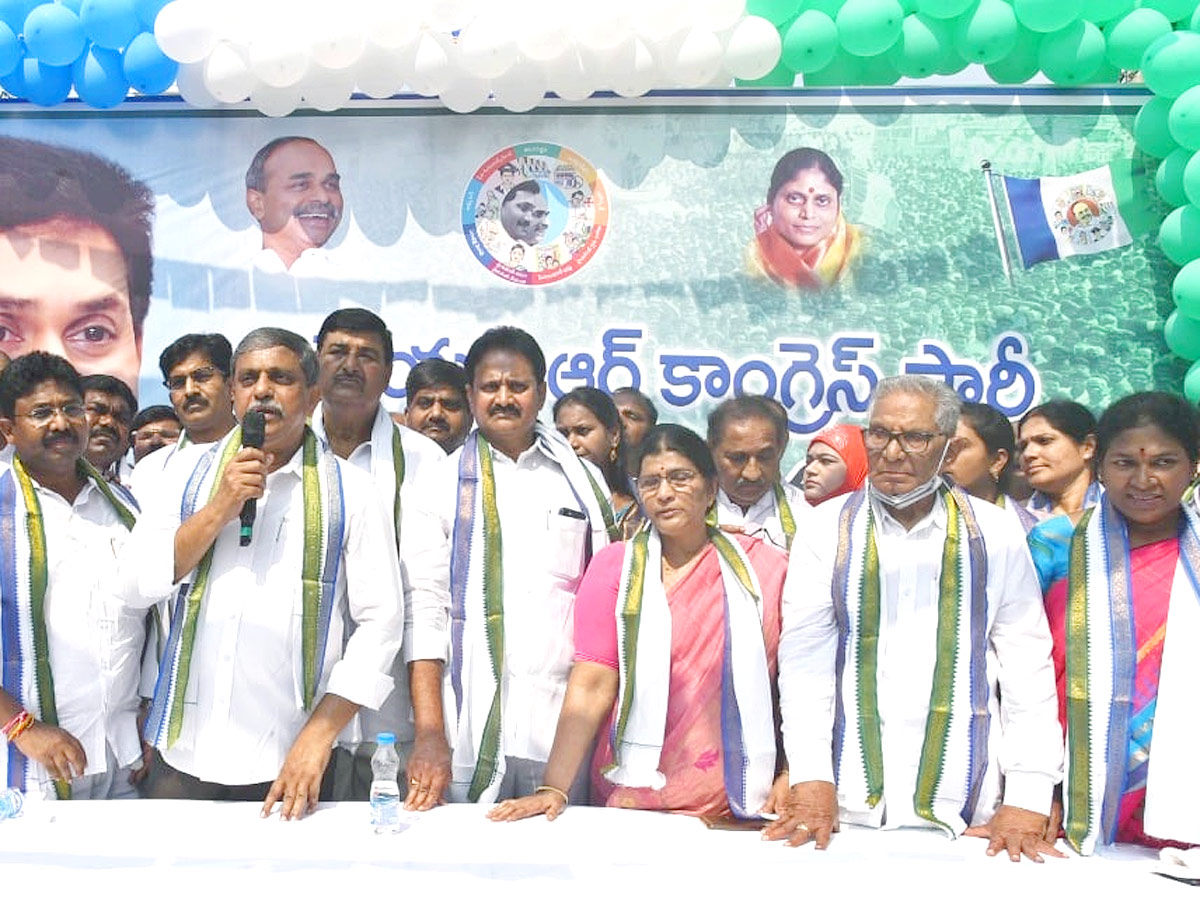 YSRCP Celebrates Formation Day Photos - Sakshi4