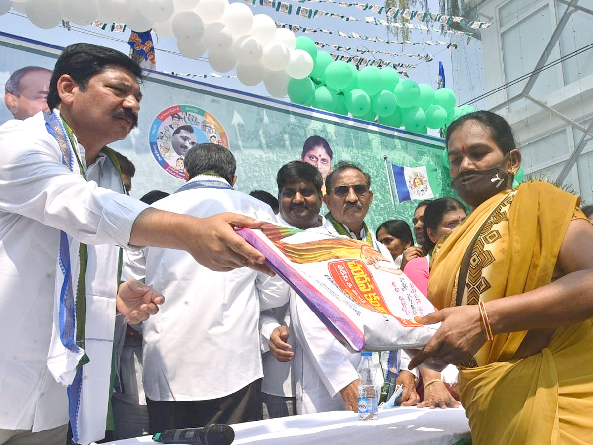 YSRCP Celebrates Formation Day Photos - Sakshi8