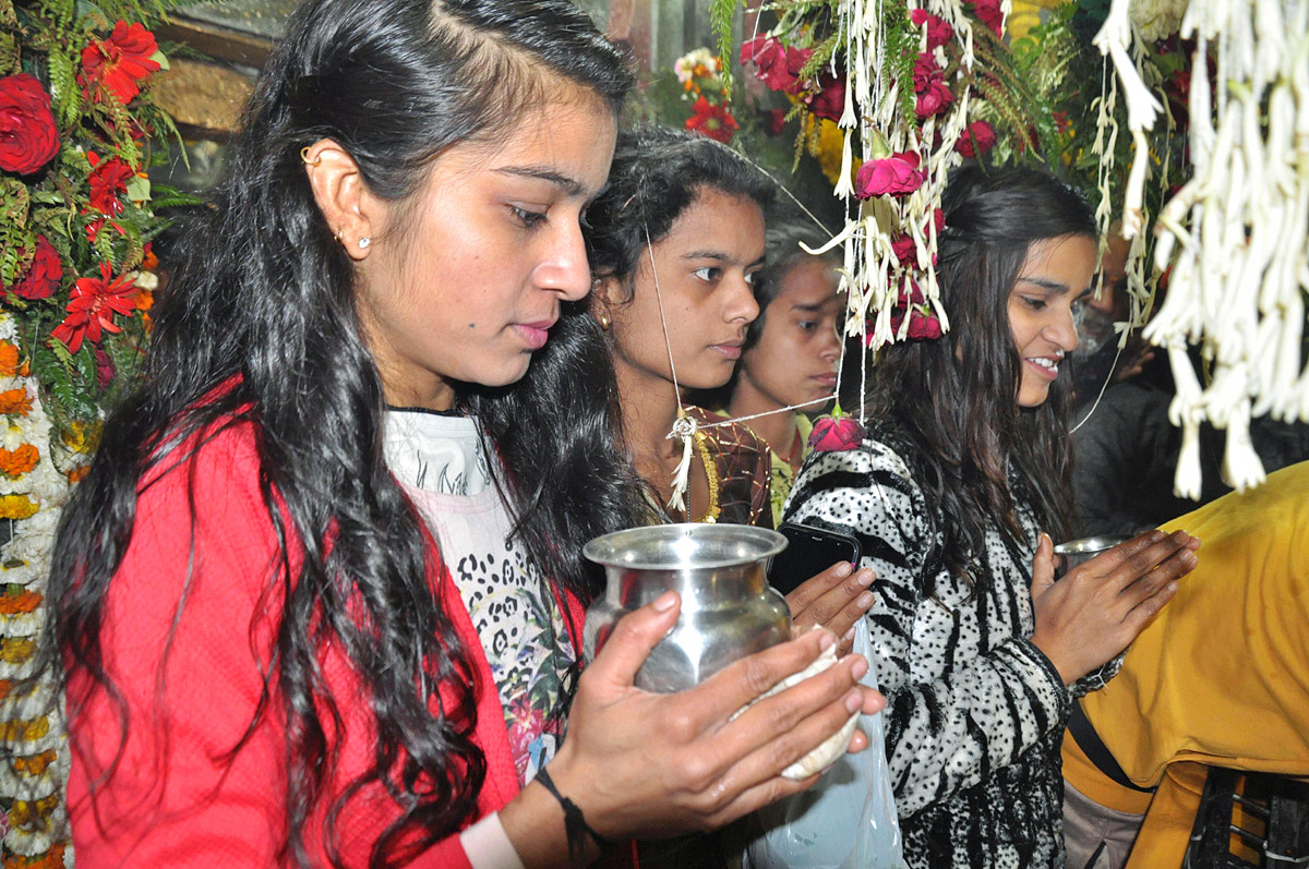 Devotees throng temples, offer prayers on Maha Shivaratri - Sakshi3