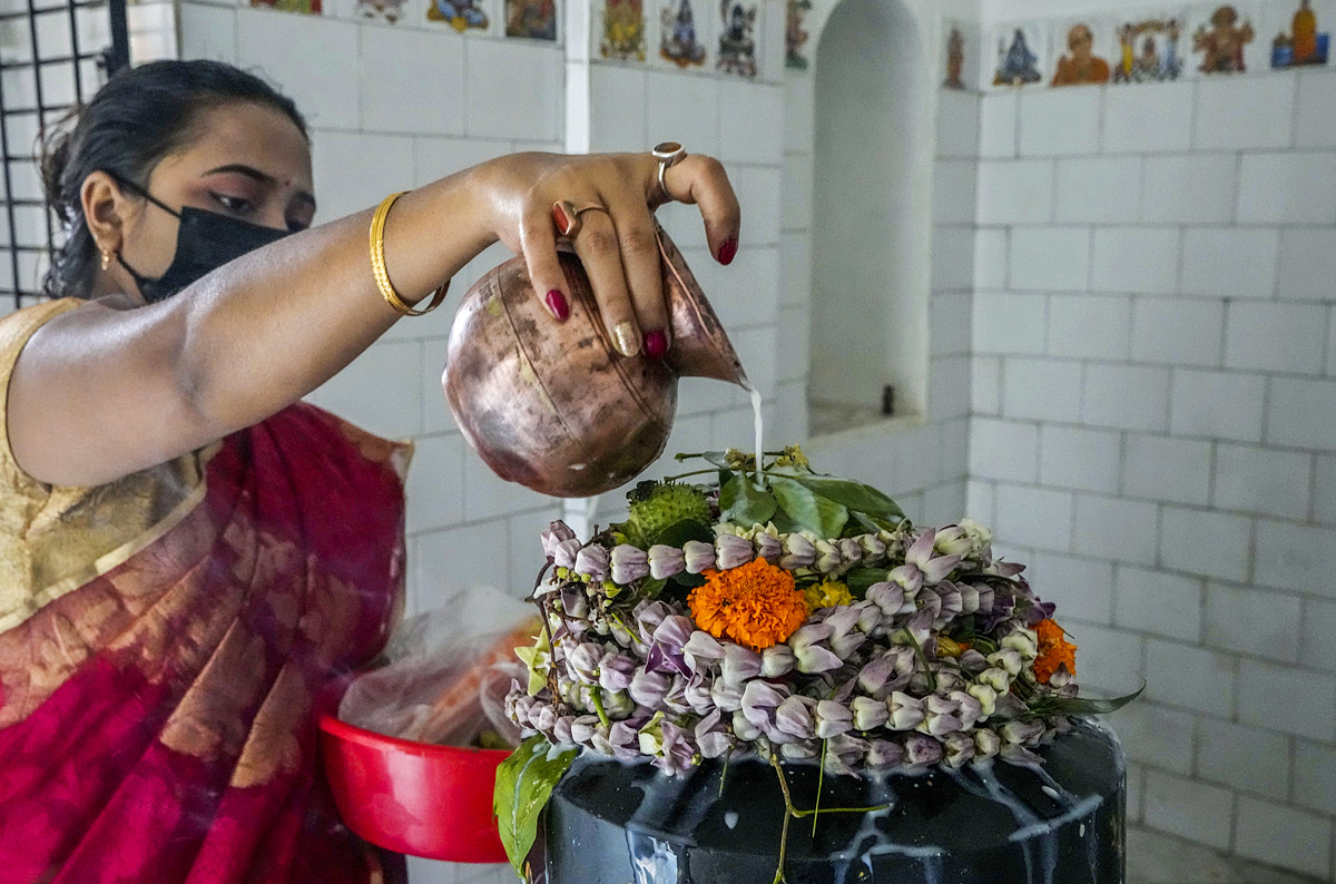 Devotees throng temples, offer prayers on Maha Shivaratri - Sakshi4