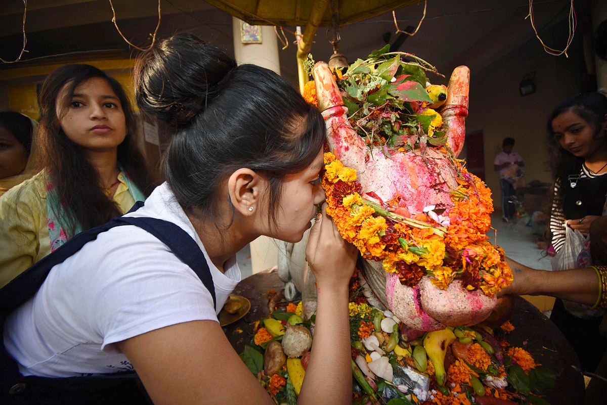 Devotees throng temples, offer prayers on Maha Shivaratri - Sakshi7