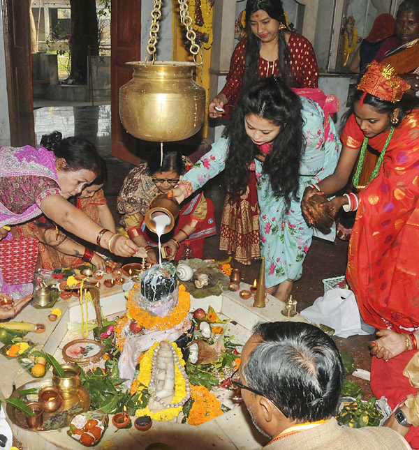 Devotees throng temples, offer prayers on Maha Shivaratri - Sakshi8