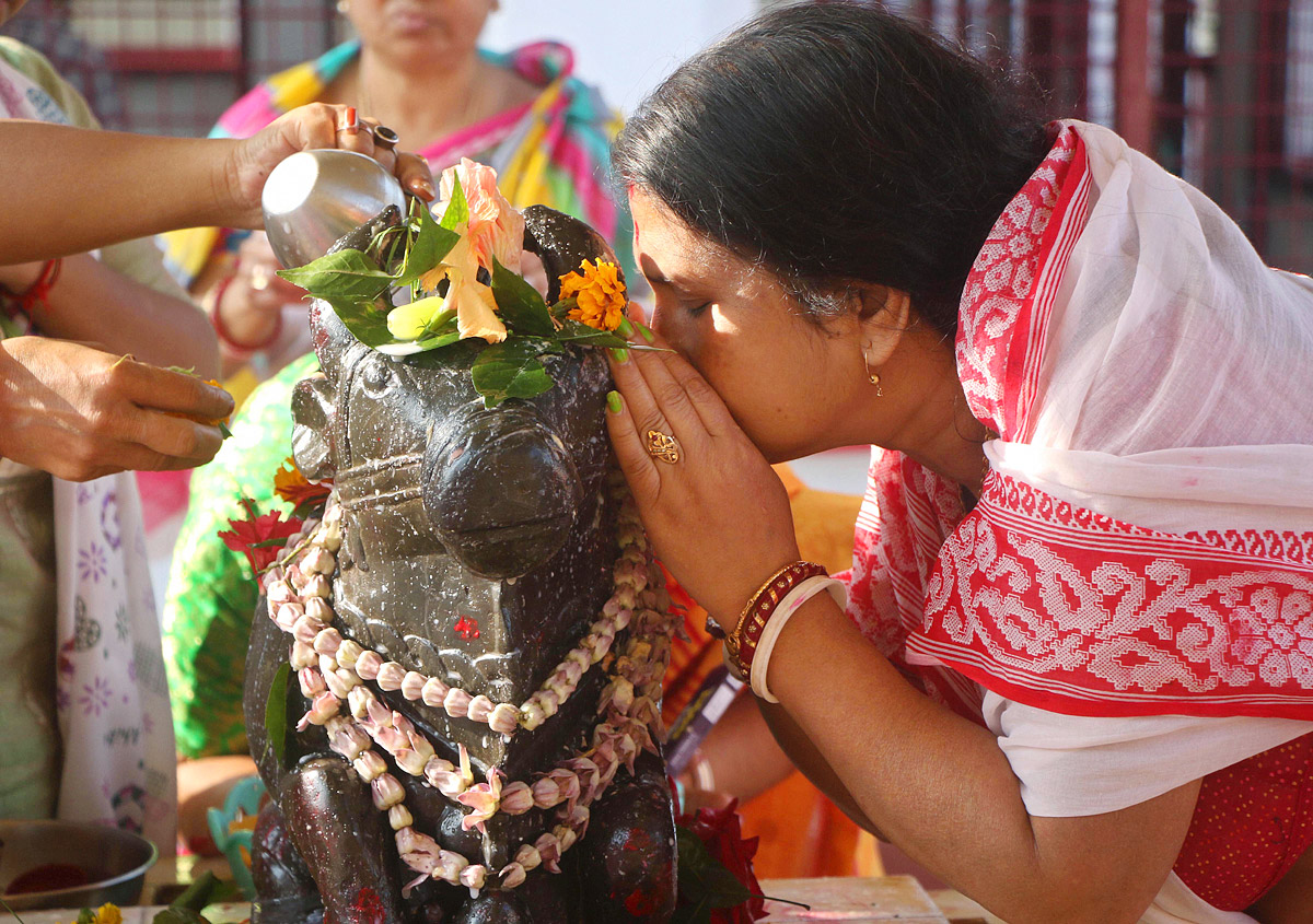 Devotees throng temples, offer prayers on Maha Shivaratri - Sakshi10