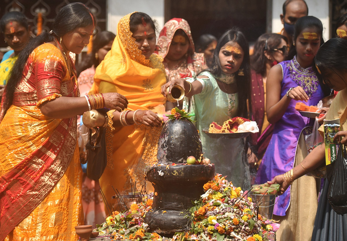 Devotees throng temples, offer prayers on Maha Shivaratri - Sakshi11