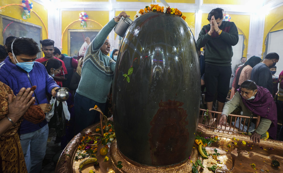 Devotees throng temples, offer prayers on Maha Shivaratri - Sakshi12