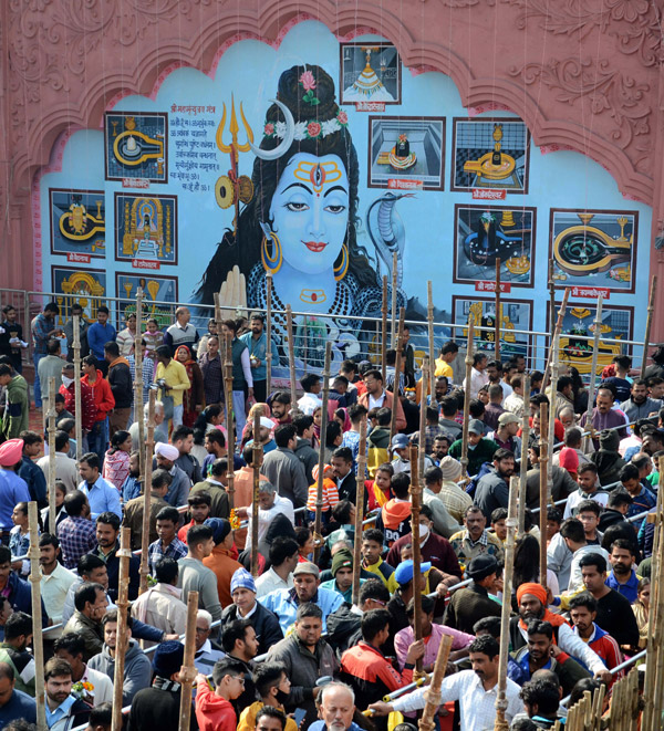 Devotees throng temples, offer prayers on Maha Shivaratri - Sakshi13