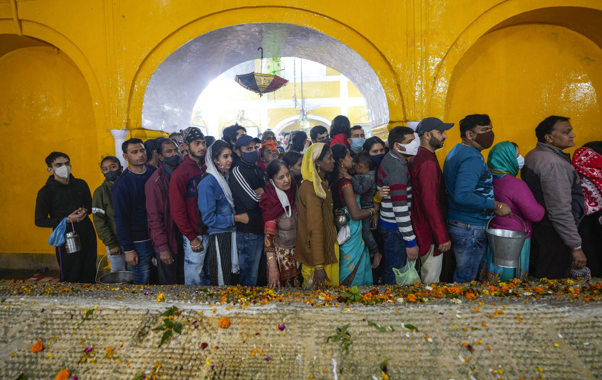 Devotees throng temples, offer prayers on Maha Shivaratri - Sakshi14