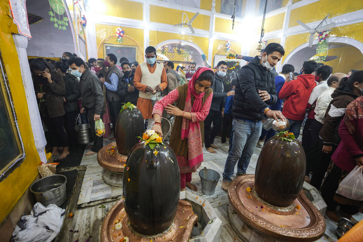 Devotees throng temples, offer prayers on Maha Shivaratri - Sakshi15