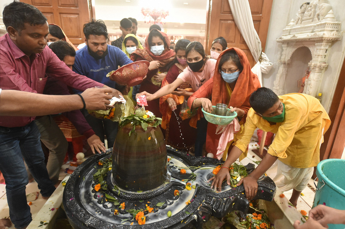 Devotees throng temples, offer prayers on Maha Shivaratri - Sakshi17