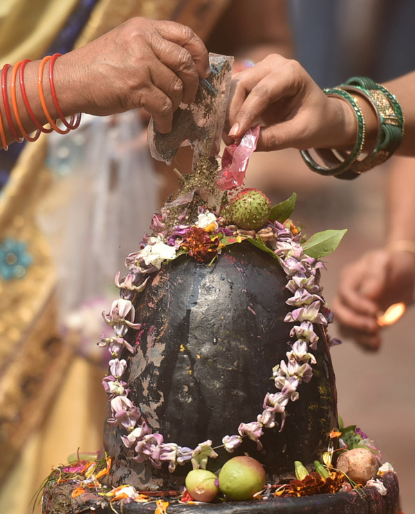 Devotees throng temples, offer prayers on Maha Shivaratri - Sakshi18