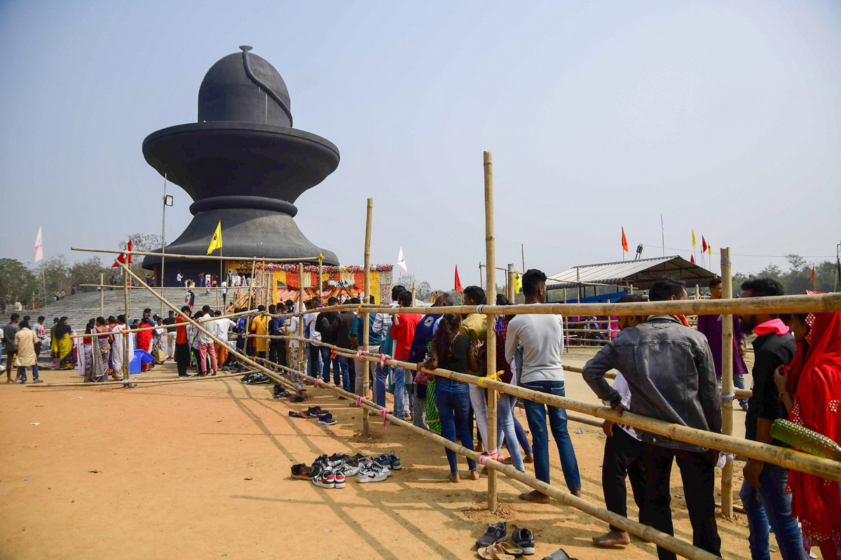 Devotees throng temples, offer prayers on Maha Shivaratri - Sakshi19