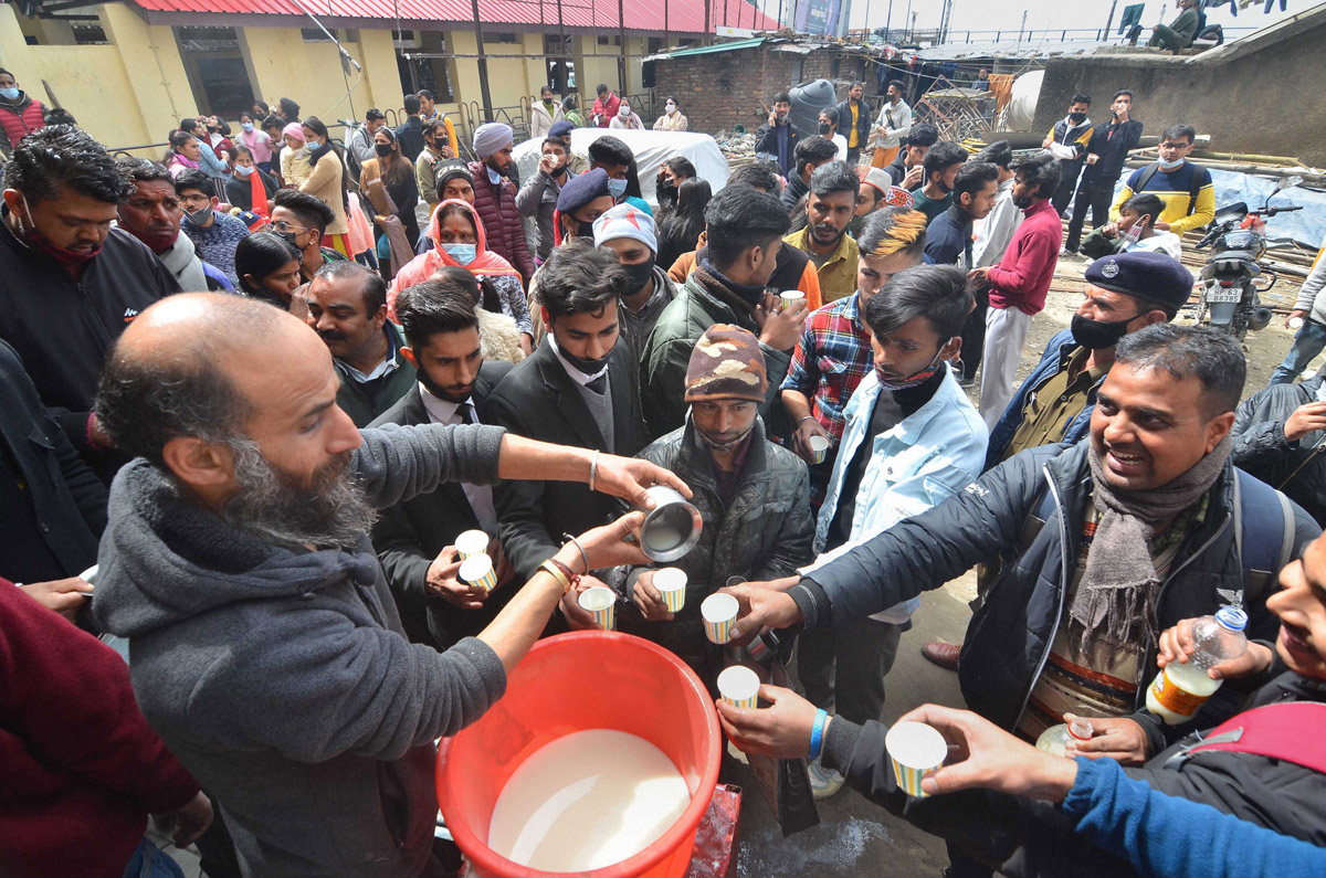 Devotees throng temples, offer prayers on Maha Shivaratri - Sakshi20