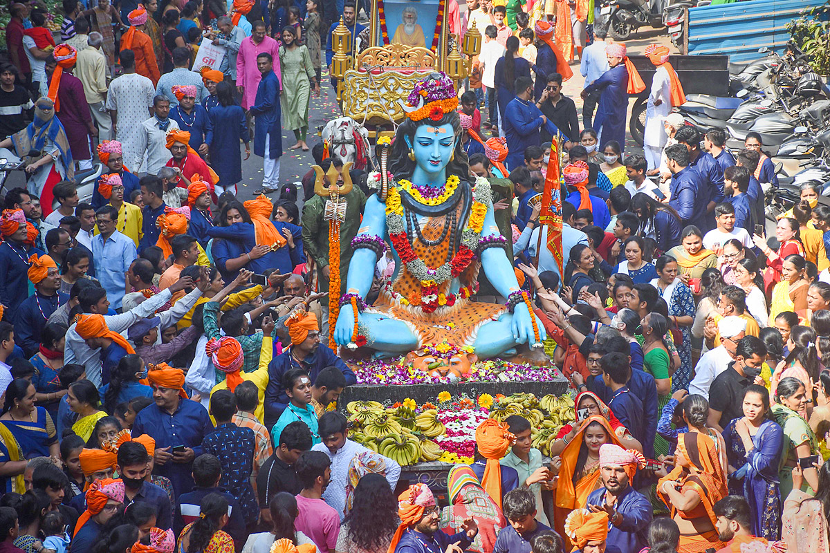 Devotees throng temples, offer prayers on Maha Shivaratri - Sakshi21