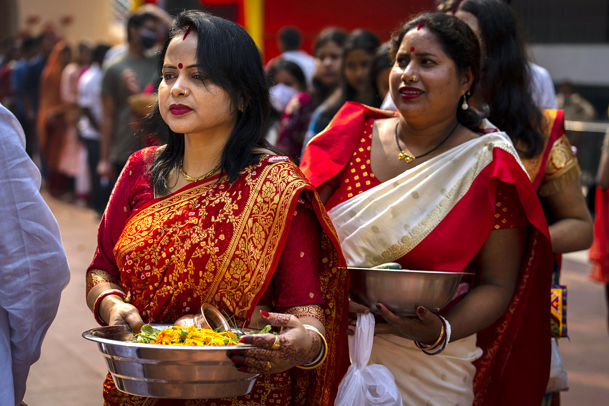 Devotees throng temples, offer prayers on Maha Shivaratri - Sakshi23