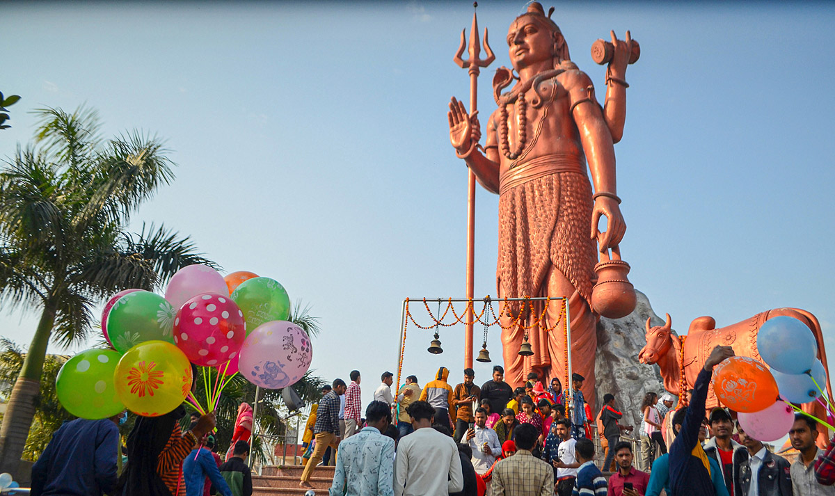 Devotees throng temples, offer prayers on Maha Shivaratri - Sakshi25