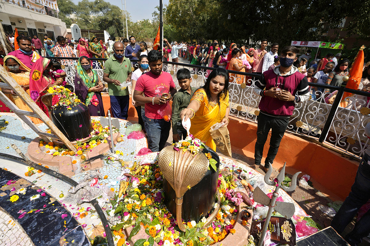 Devotees throng temples, offer prayers on Maha Shivaratri - Sakshi26