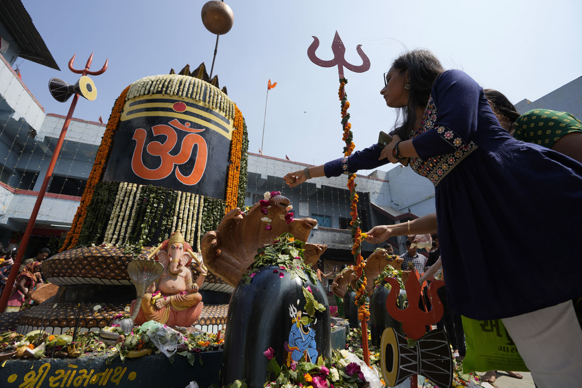 Devotees throng temples, offer prayers on Maha Shivaratri - Sakshi27