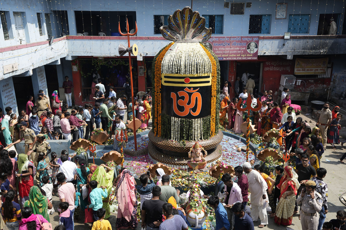 Devotees throng temples, offer prayers on Maha Shivaratri - Sakshi28