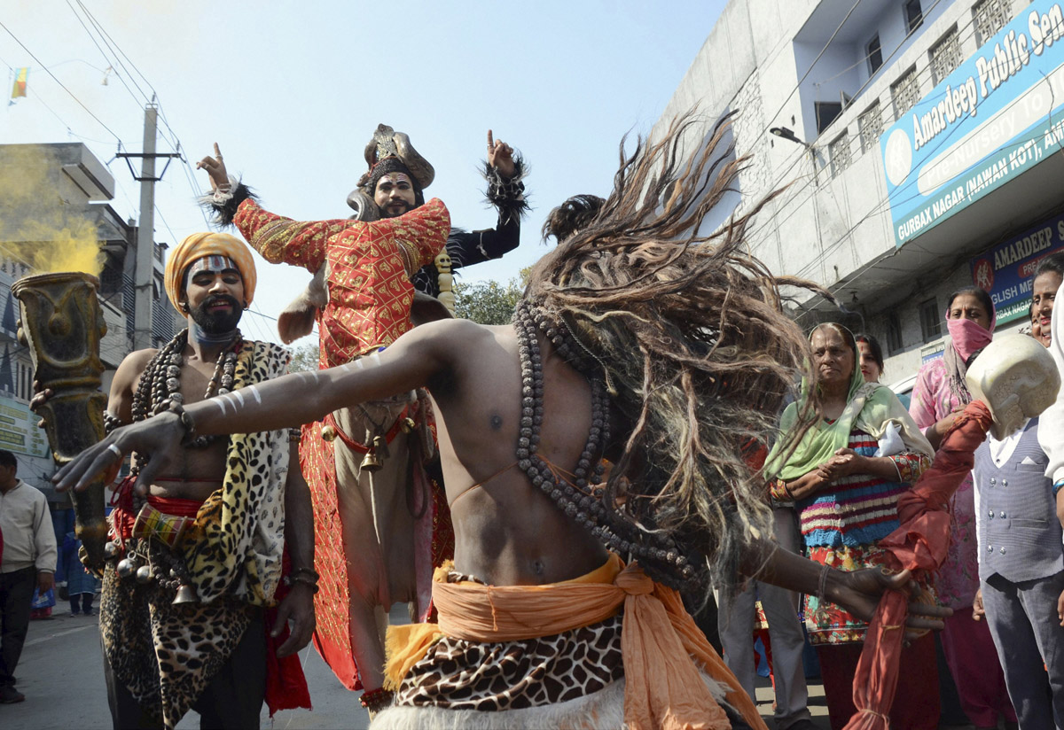 Devotees throng temples, offer prayers on Maha Shivaratri - Sakshi29