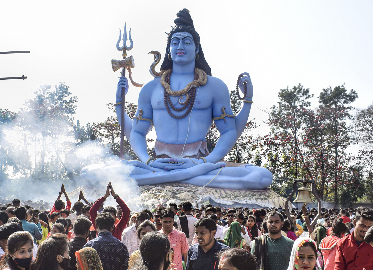 Devotees throng temples, offer prayers on Maha Shivaratri - Sakshi35