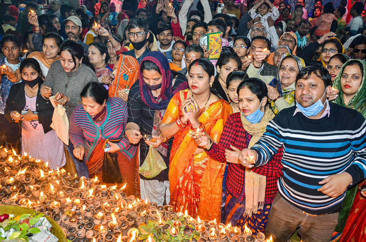 Devotees throng temples, offer prayers on Maha Shivaratri - Sakshi36