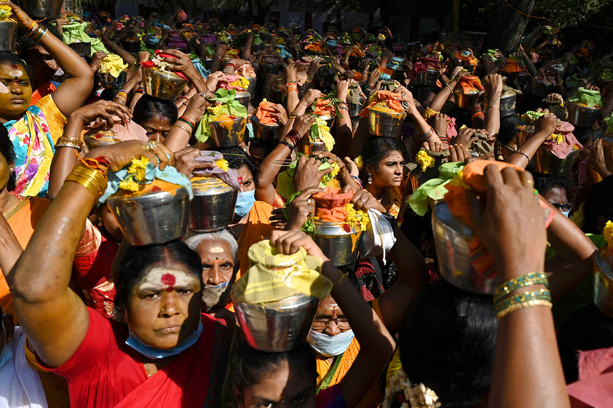 Devotees throng temples, offer prayers on Maha Shivaratri - Sakshi38