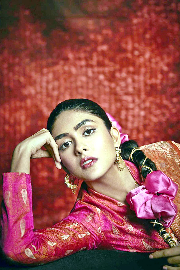 Bollywood Actress Mrunal Thakur Photo Gallery - Sakshi11