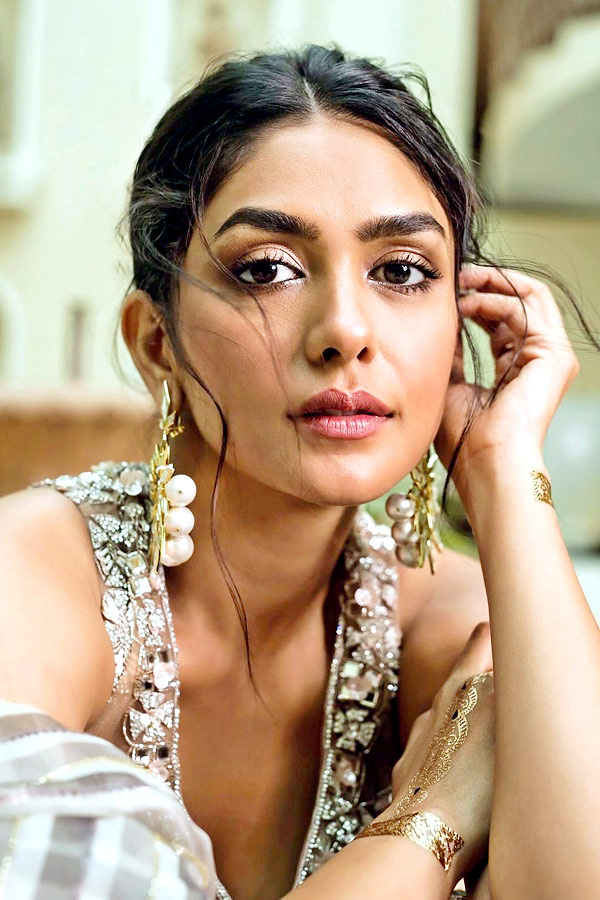 Bollywood Actress Mrunal Thakur Photo Gallery - Sakshi14