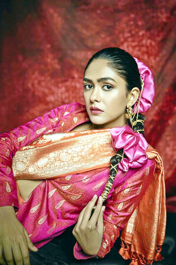 Bollywood Actress Mrunal Thakur Photo Gallery - Sakshi9