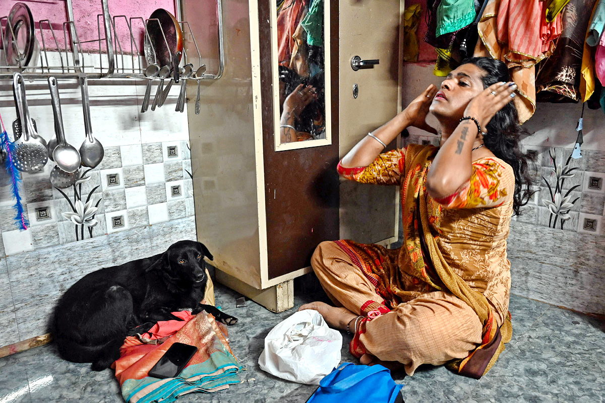 Transgender Woman Artist Ayesha Koli Paints Flyover In Mumbai - Sakshi3