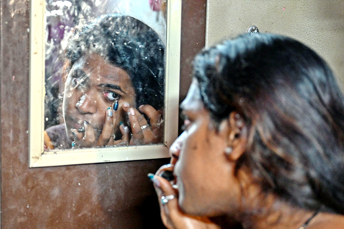 Transgender Woman Artist Ayesha Koli Paints Flyover In Mumbai - Sakshi10