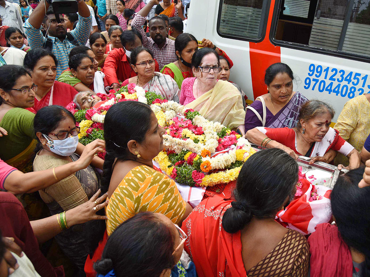 Political Leaders Paid Tribute to Mallu Swarajyam Photo Gallery - Sakshi21