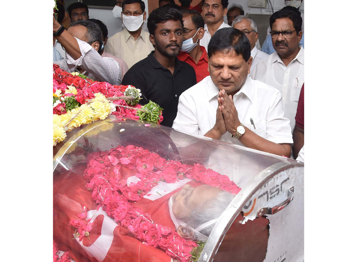 Political Leaders Paid Tribute to Mallu Swarajyam Photo Gallery - Sakshi6