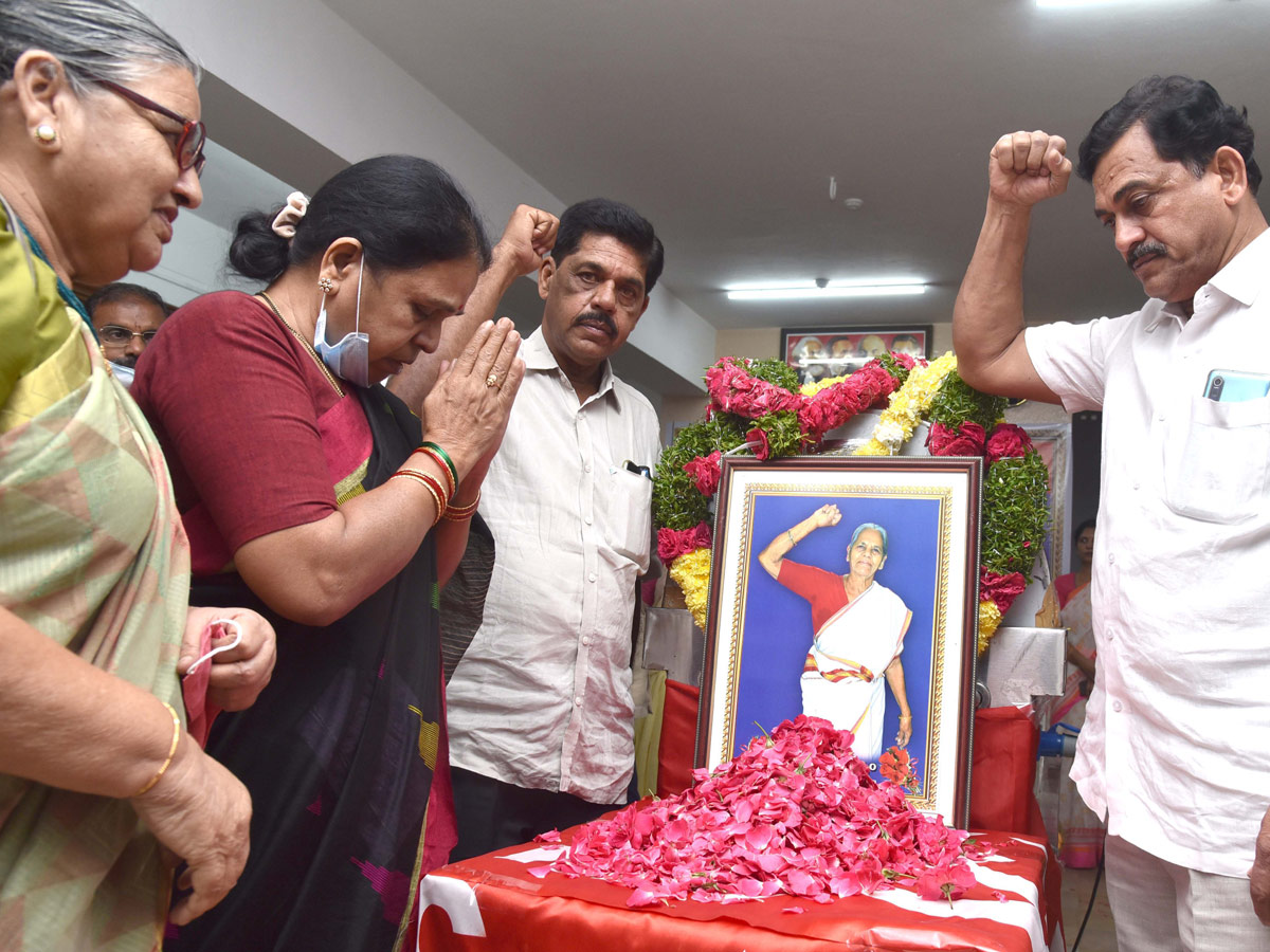 Political Leaders Paid Tribute to Mallu Swarajyam Photo Gallery - Sakshi7