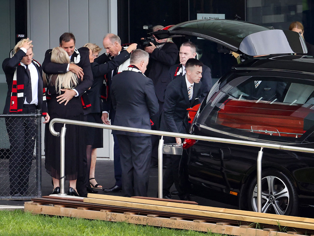 Shane Warne Private funeral held for cricketing great in Melbourne Photo Gallery - Sakshi13