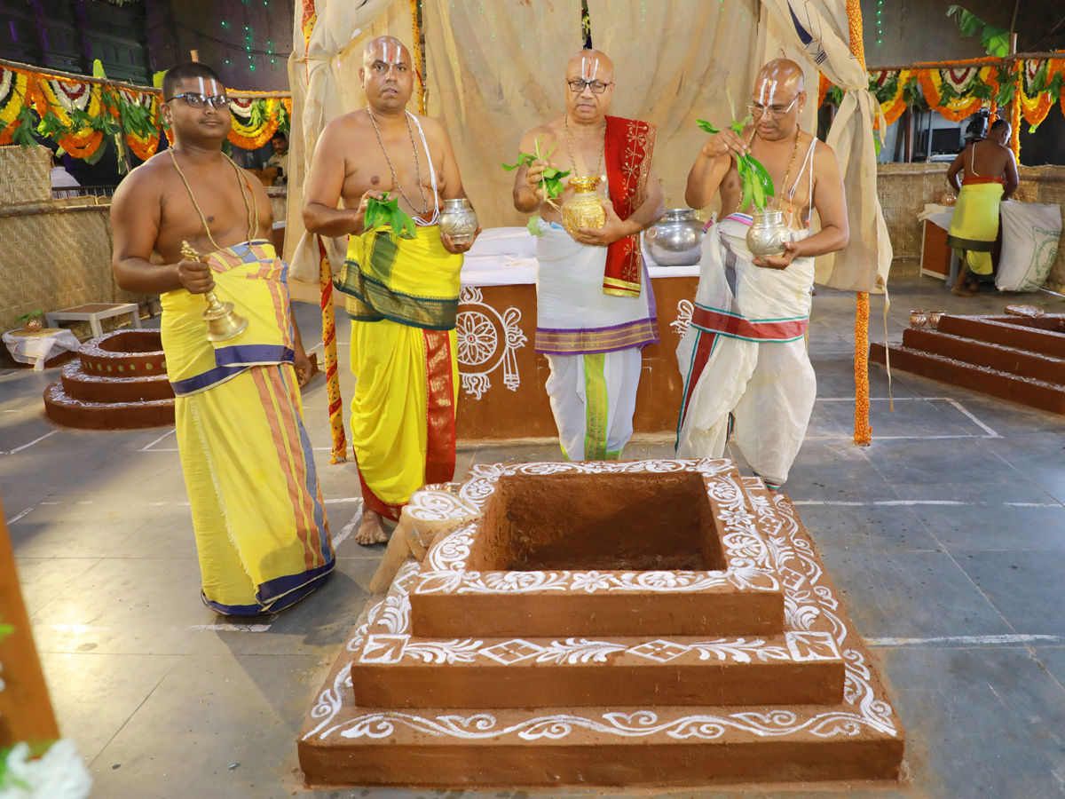 Panchkundatma Mahayagam in Yadadri Temple Photo Gallery - Sakshi10