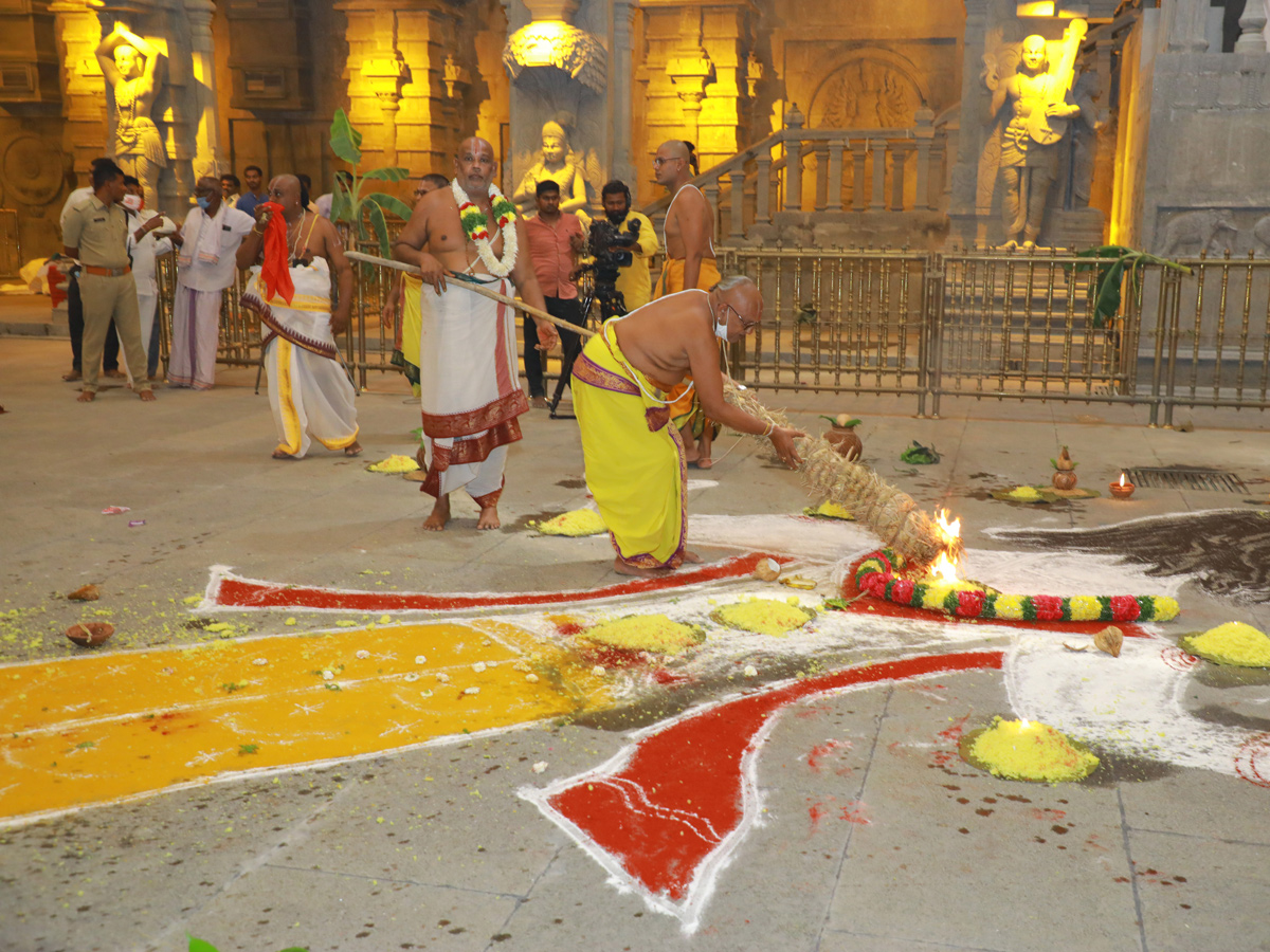 Panchkundatma Mahayagam in Yadadri Temple Photo Gallery - Sakshi4