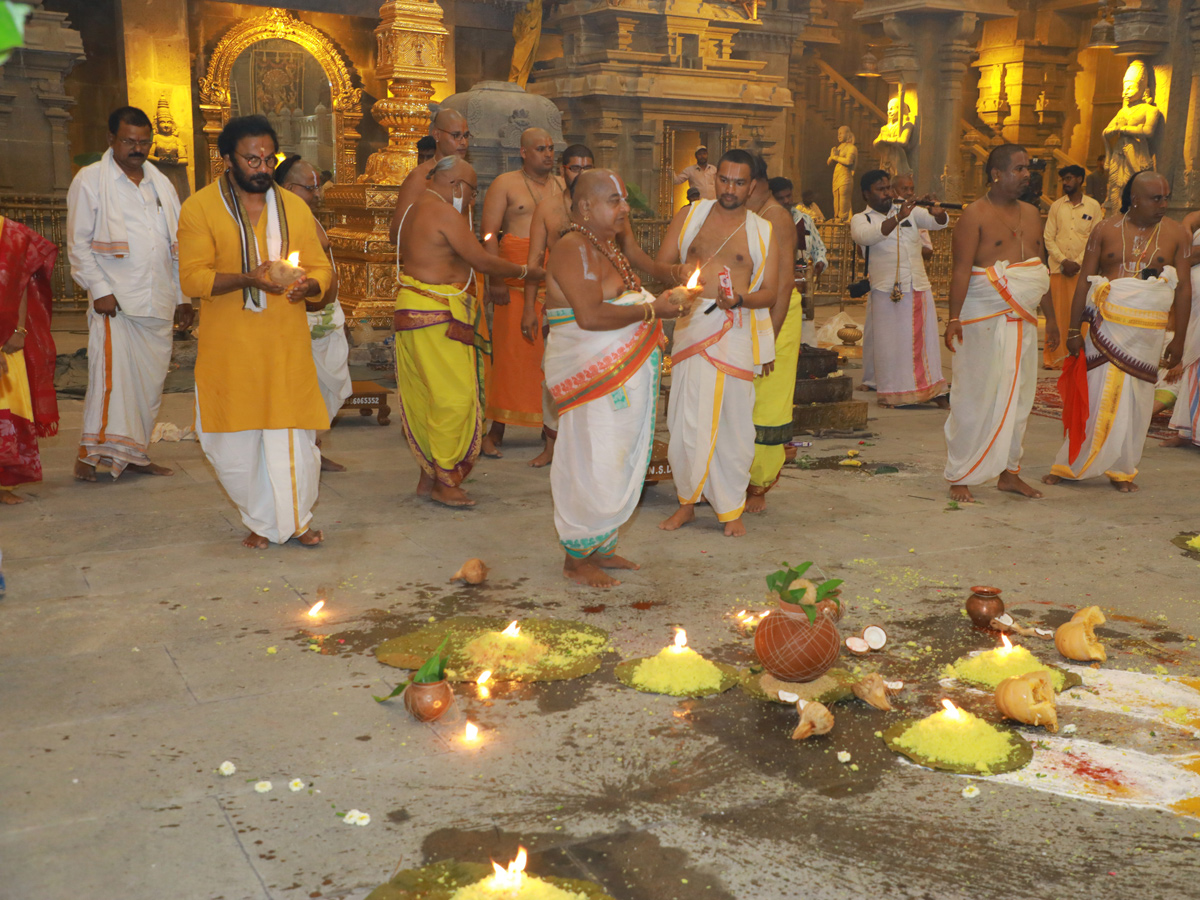 Panchkundatma Mahayagam in Yadadri Temple Photo Gallery - Sakshi5