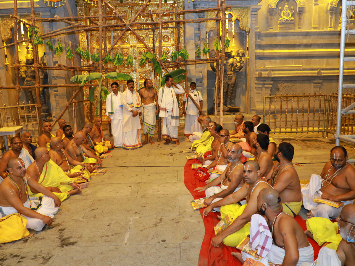 Agni madhanam in yadadri Photo Gallery - Sakshi3