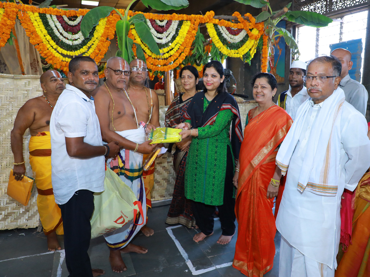Agni madhanam in yadadri Photo Gallery - Sakshi6