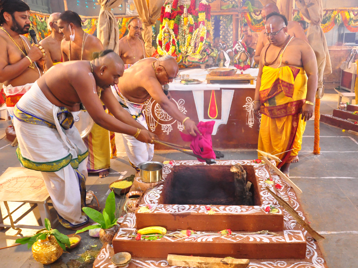 Agni madhanam in yadadri Photo Gallery - Sakshi9