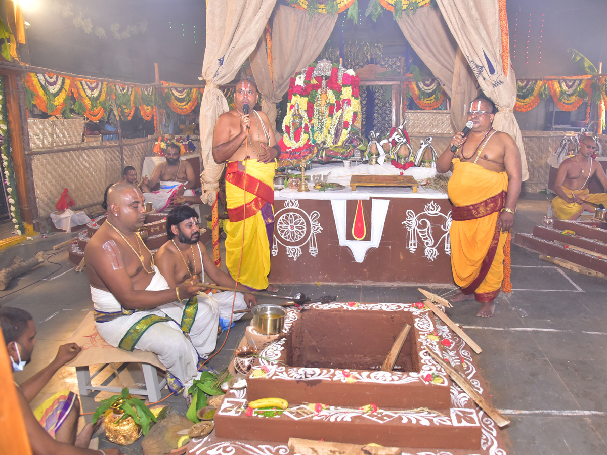 Agni madhanam in yadadri Photo Gallery - Sakshi10