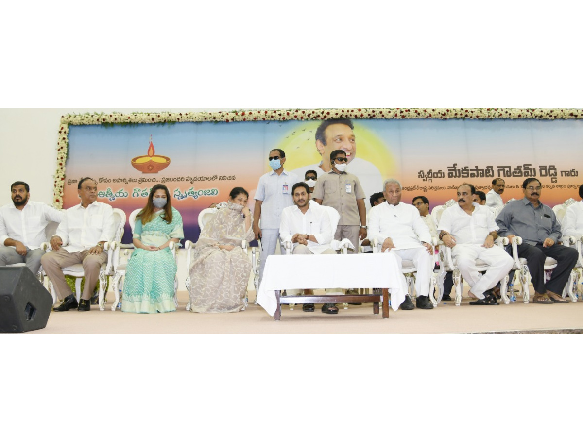 CM YS Jagan Pays Homage to Mekapati Goutham Reddy Photo Gallery - Sakshi4