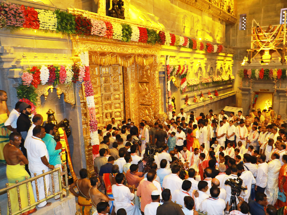  CM KCR Performs Pooja at Grand Inauguration of Yadadri Temple Photo Gallery - Sakshi12