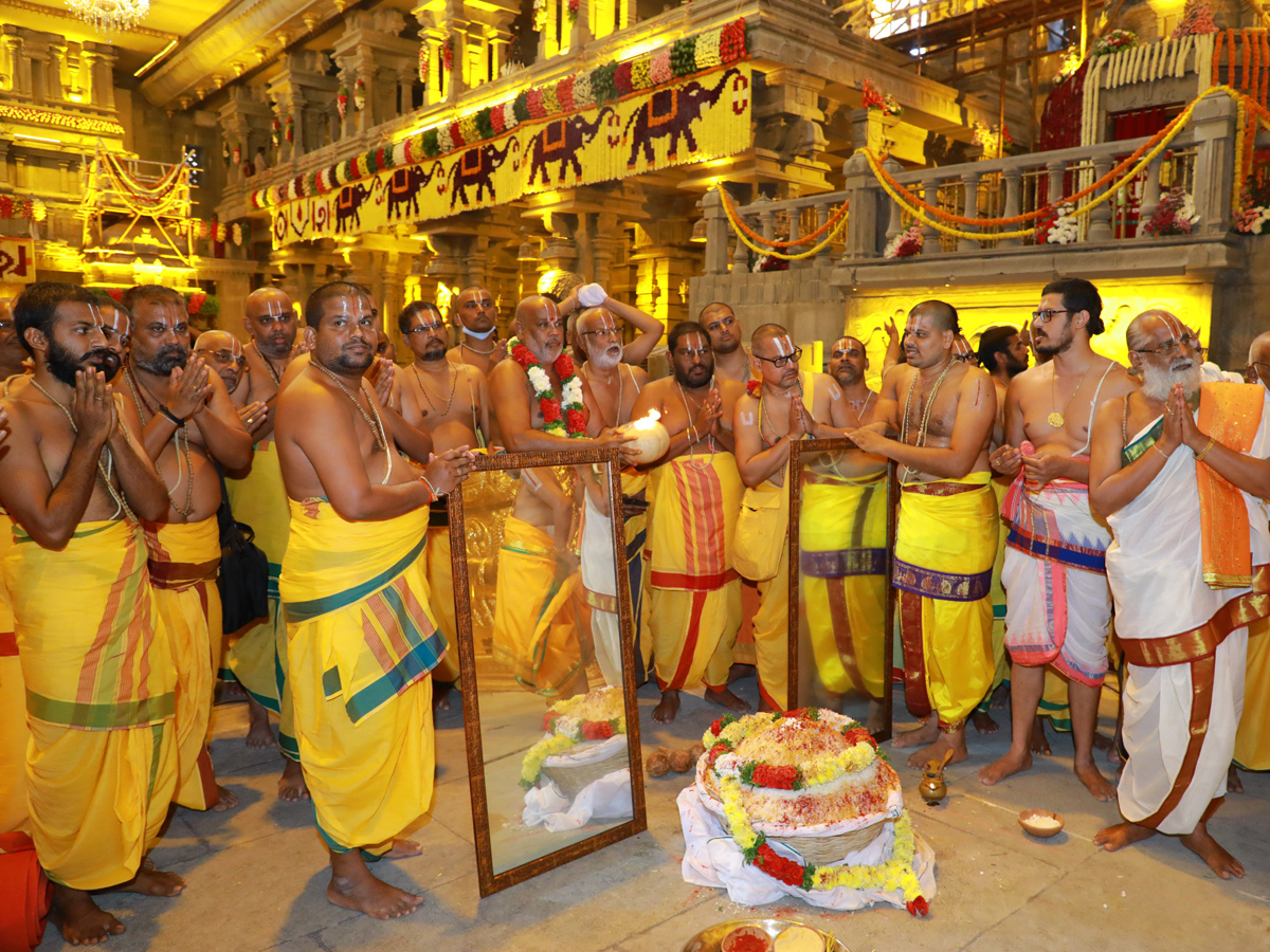  CM KCR Performs Pooja at Grand Inauguration of Yadadri Temple Photo Gallery - Sakshi13