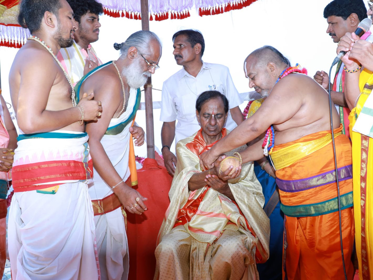  CM KCR Performs Pooja at Grand Inauguration of Yadadri Temple Photo Gallery - Sakshi15