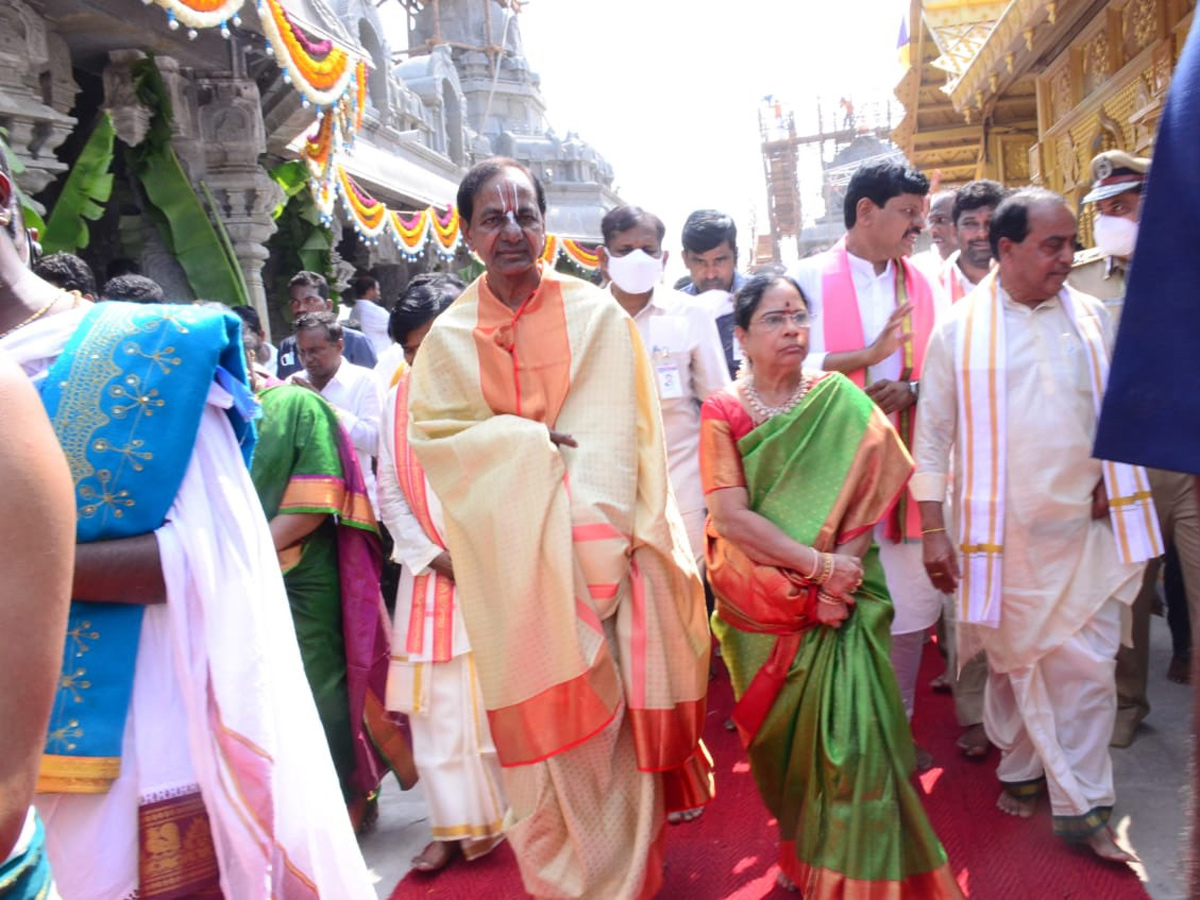  CM KCR Performs Pooja at Grand Inauguration of Yadadri Temple Photo Gallery - Sakshi18