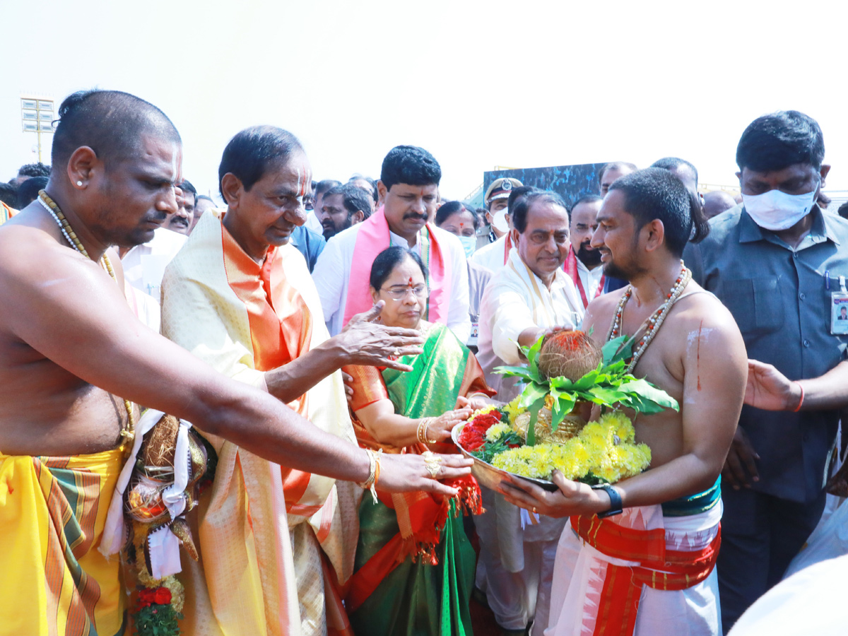  CM KCR Performs Pooja at Grand Inauguration of Yadadri Temple Photo Gallery - Sakshi25